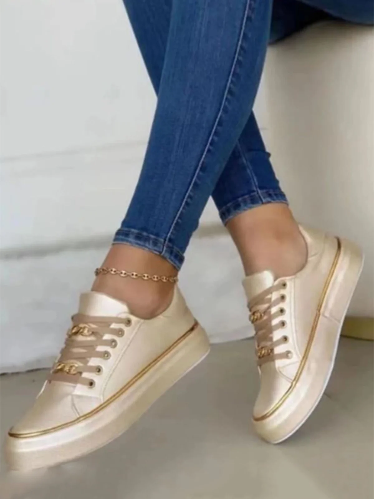 Chain Decor Lace-up Casual Skate Shoes