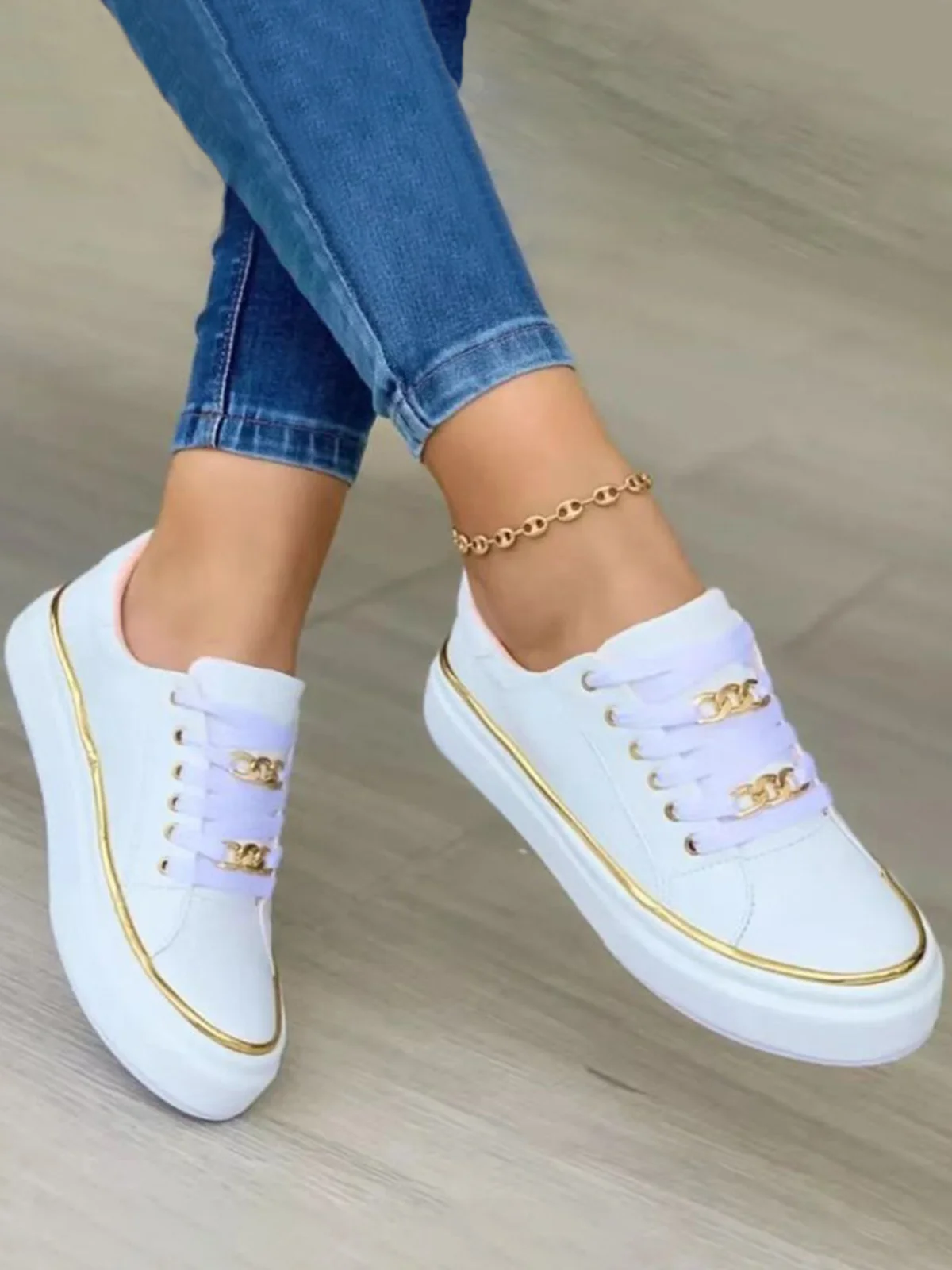 Chain Decor Lace-up Casual Skate Shoes