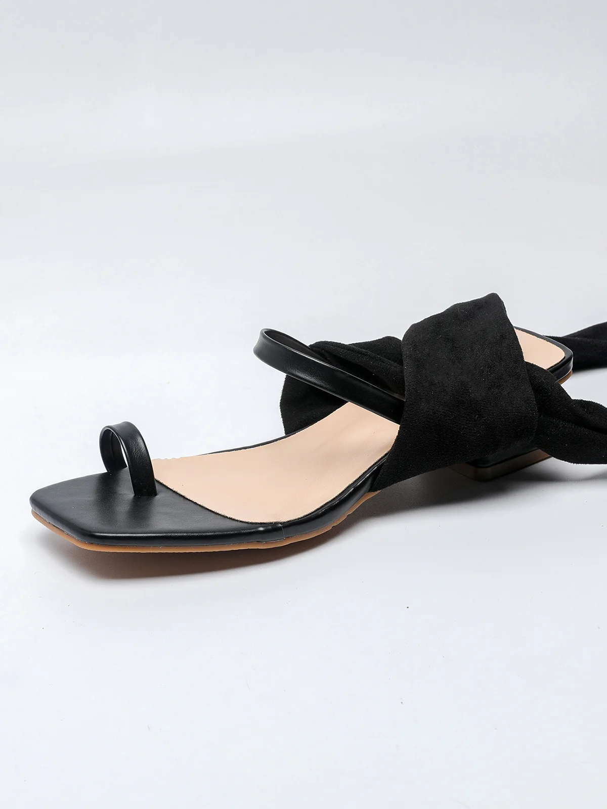 Minimalist Black Low Heel Ankle Strap Toe-ring Sandals