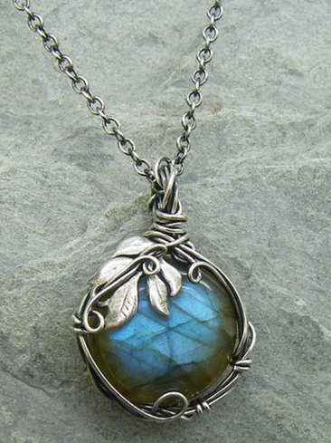 Retro personalized leaf wrapped moonstone pendant fashion inlaid frame necklace