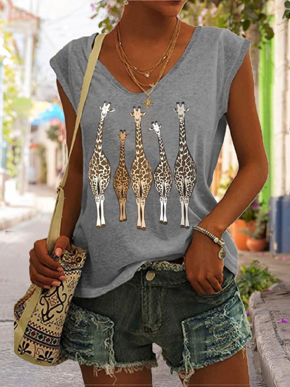 Giraffe Printed Women's Casual V Neck T-Shirt