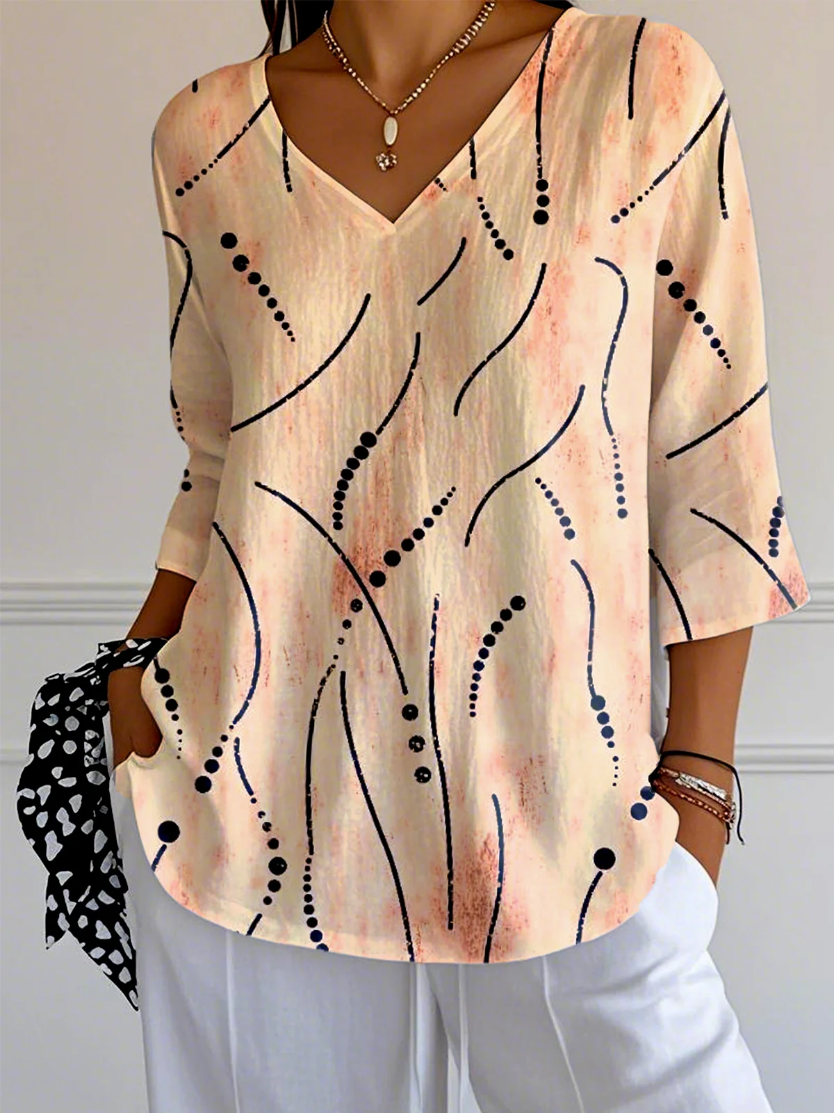 Women's V-neck three-quarter sleeve T-shirt