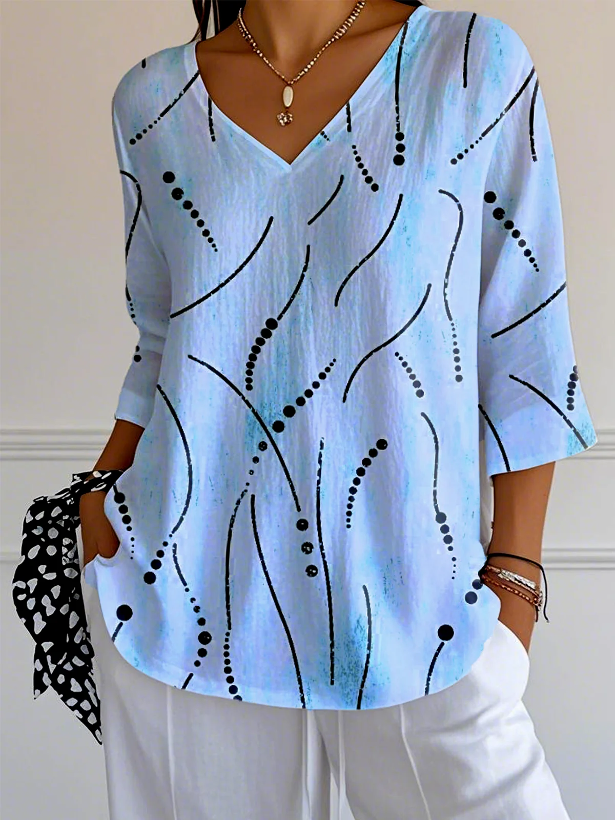 Women's V-neck three-quarter sleeve T-shirt